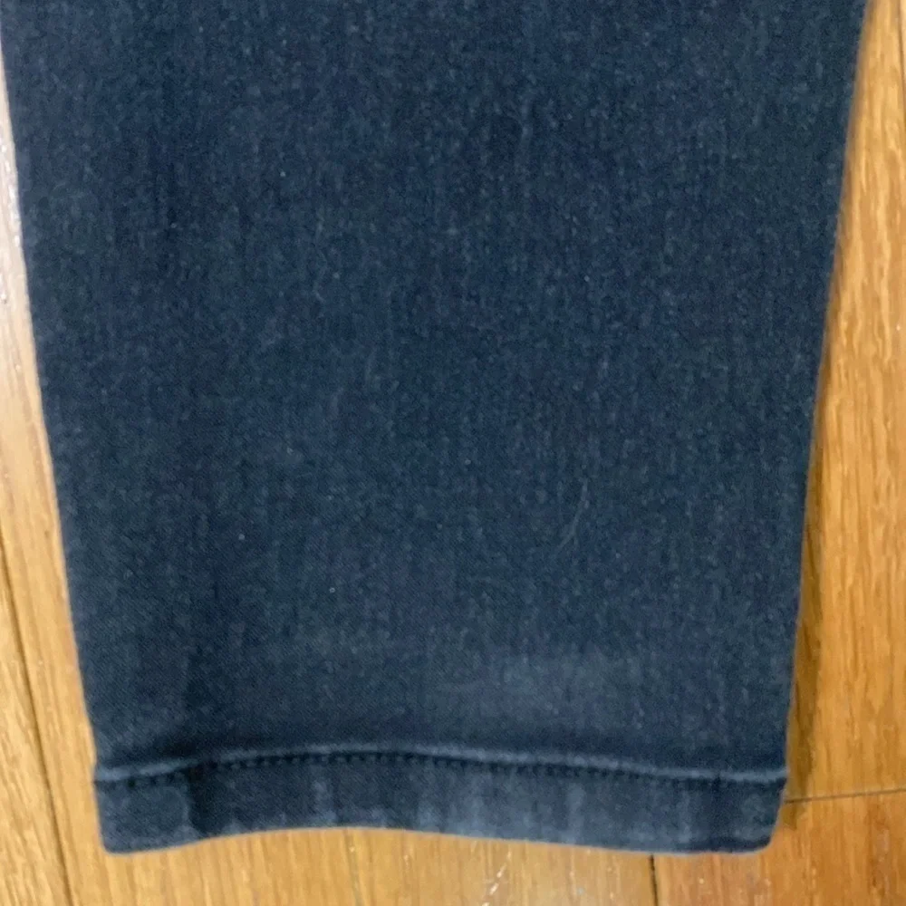 Tahari cropped skinny jeans size 4/27 black wash